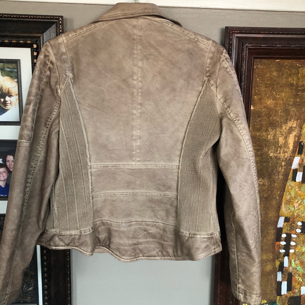 Women’s Jacket - Picture 2 of 4